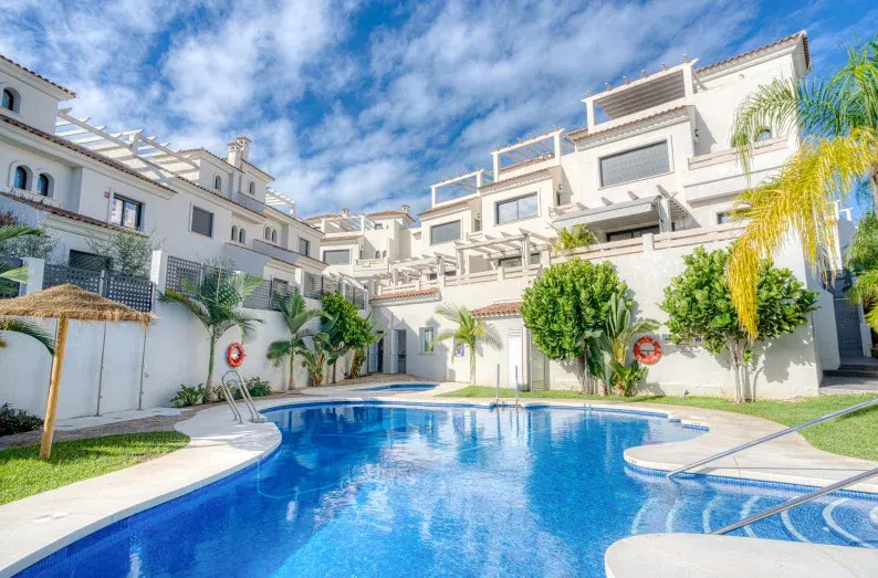 Agra Residencial — Maison de ville à Estepona