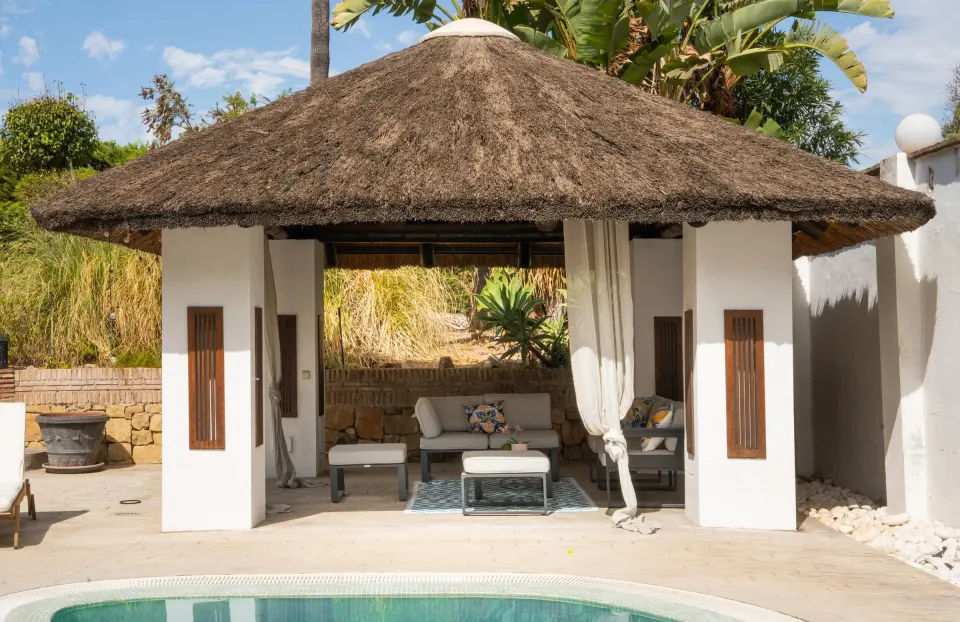 Villa cinq chambres avec spa, salle de sport et putting green à Nueva Andalucía — Location longue durée