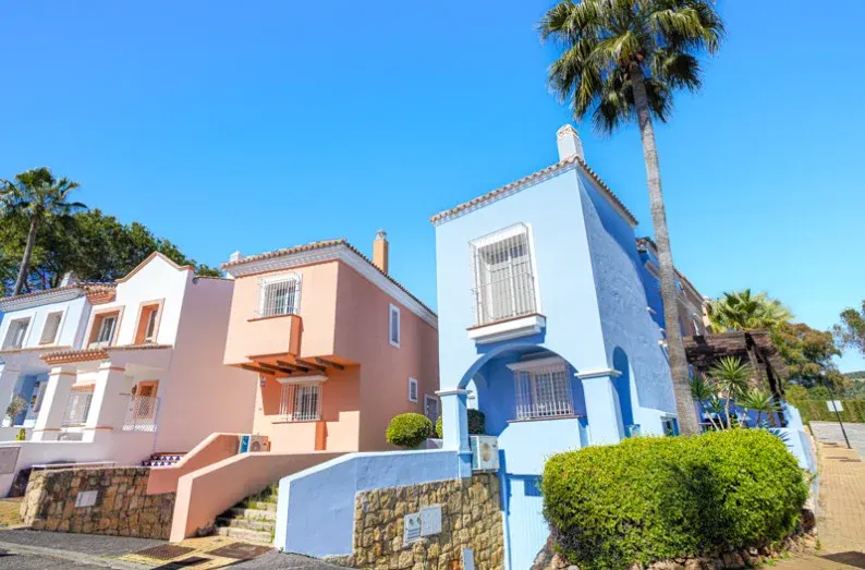 Aloha Lake Village — Maison de ville à Nueva Andalucía