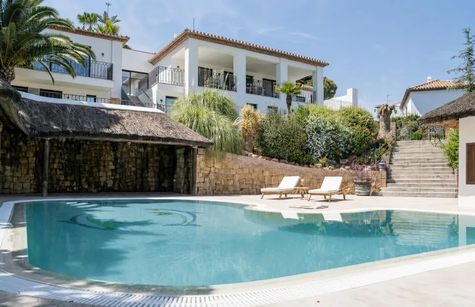 Villa cinq chambres avec spa, salle de sport et putting green à Nueva Andalucía — Location longue durée